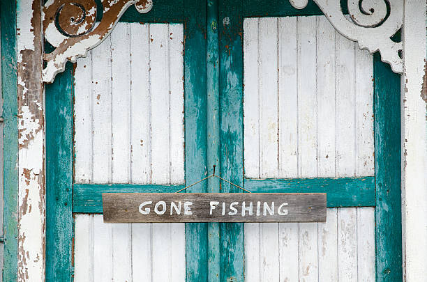 прошли рыбалка на двери знака эффектом поношенности - fishing absence sign wood стоковые фото и изображения
