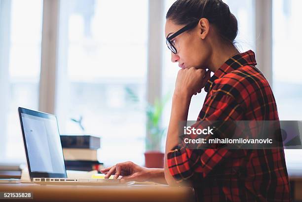 Arbeiten Stockfoto und mehr Bilder von Internet - Internet, Schulische Prüfung, Suchen