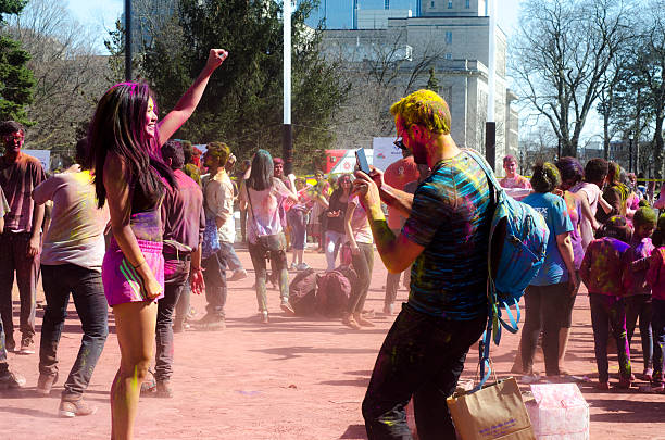 non identifiée jeunes mecs danser en prenant des photos au festival de couleurs - ethnic editorial make up colors photos et images de collection