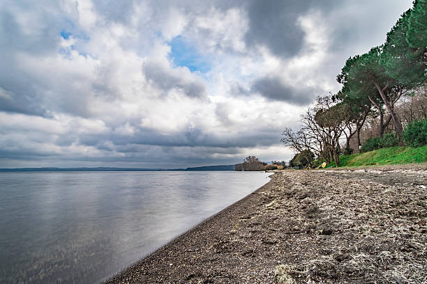 bracciano jeziora i anguillara sabazia - bracciano zdjęcia i obrazy z banku zdjęć