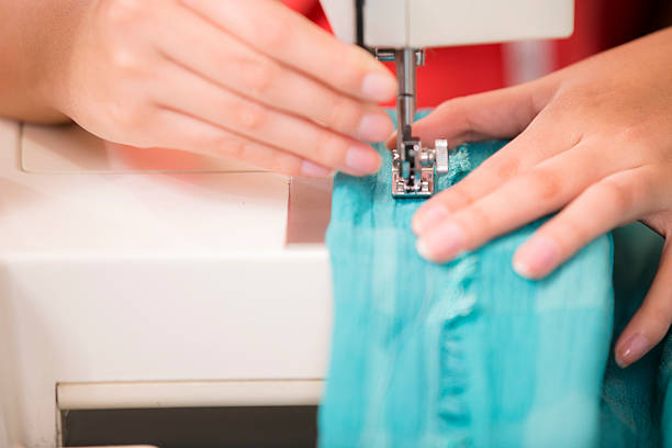 seamstress sews 패브릭, 의류, 재봉틀을. close-up. - craft adult blue busy 뉴스 사진 이미지