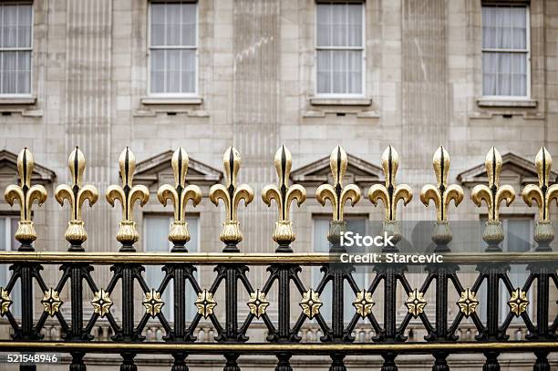 Photo libre de droit de Décoratifs Porte Au Palais De Buckingham À Londres Royaumeuni banque d'images et plus d'images libres de droit de Palais de Buckingham