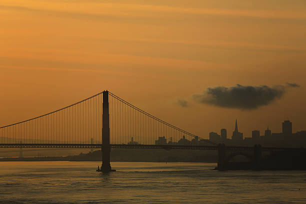 golden gate bridge bei sonnenaufgang - san francisco county suspension bridge cityscape marin tower stock-fotos und bilder