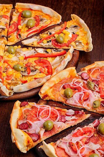 pizza com tomate, salame, azeitonas e amarelo peppeeoni, pimenta - pepperoni pizza green olive italian cuisine tomato sauce imagens e fotografias de stock
