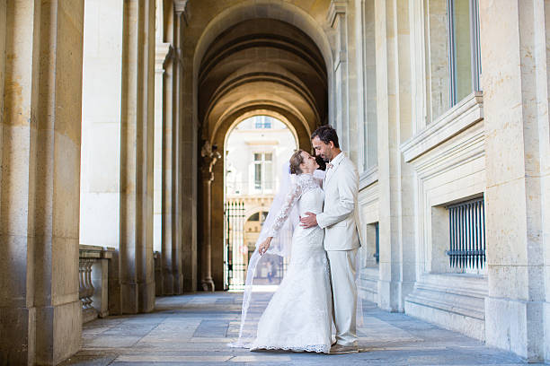 счастливая пара в париже just married - honeymoon wedding paris france bride стоковые фото и изображения
