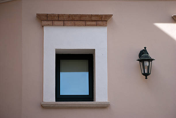 italian ventana y linterna - door townhouse closed outdoors fotografías e imágenes de stock