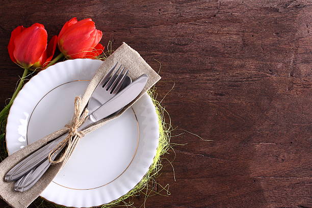 sazonal branco mesa de madeira com talheres - retro revival food easter napkin imagens e fotografias de stock