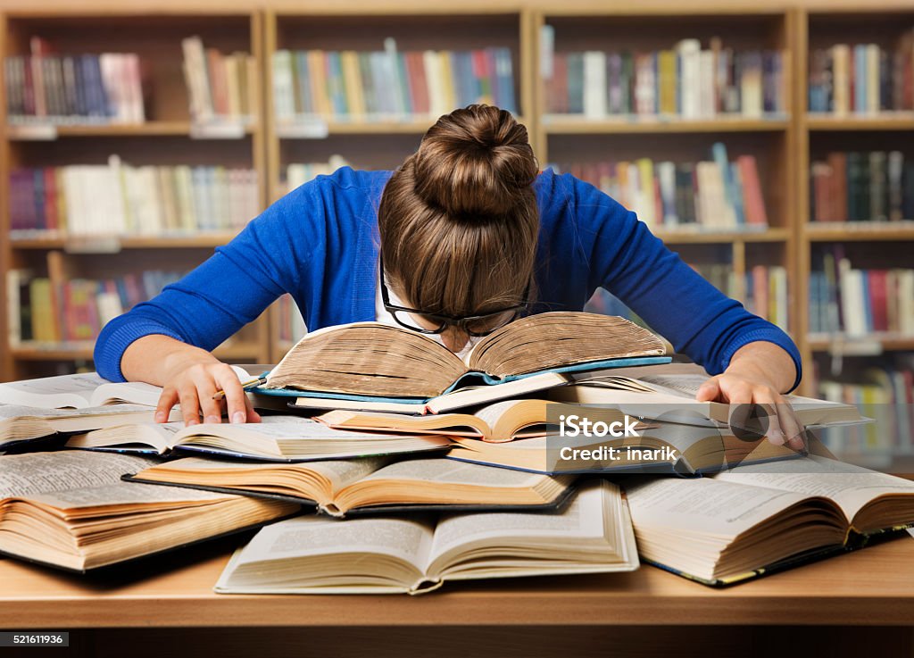 Studenten studieren Schlafen auf Bücher, müde Mädchen lesen Buch-Bibliothek - Lizenzfrei Akademisches Lernen Stock-Foto