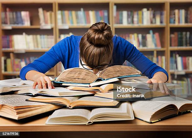Estudiante Estudiando Dormir En Libros Cansancio Chica Leer Libros Biblioteca Foto de stock y más banco de imágenes de Estudiar