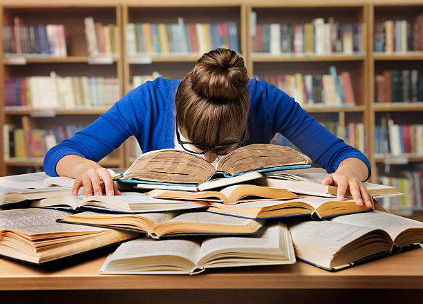 estudante estudar com livros de dormir, cansaço menina ler livro da biblioteca - learning boredom studying child imagens e fotografias de stock