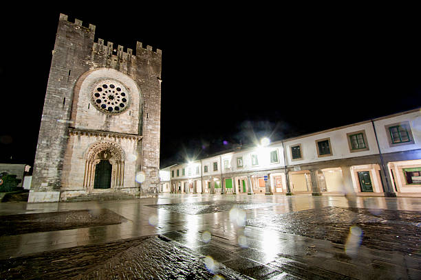 cidade praça e fachada da igreja de estilo românico, portomarín, a galiza, espanha. - church window rose window old - fotografias e filmes do acervo