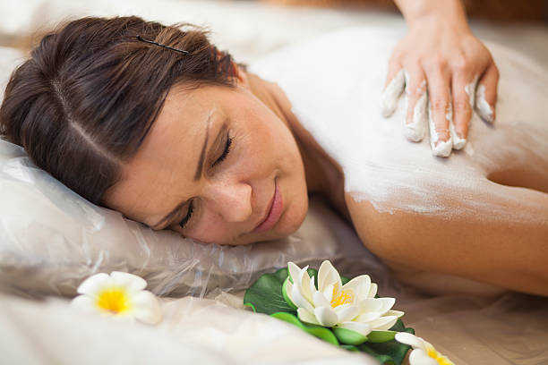 lama de tratamento de beleza - mud spa treatment health spa massaging - fotografias e filmes do acervo