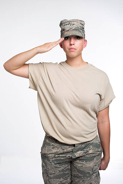 feminina vestindo força aérea senior airman de camuflagem militar em branco - armed forces saluting female air force imagens e fotografias de stock