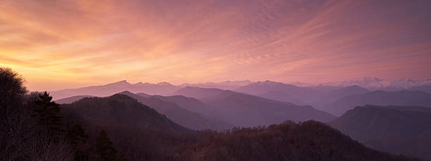 le magnifique lever de soleil dans les montagnes du caucase - sacred mountain photos et images de collection