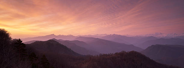 美しい日の出のコーカサス山脈 - コーカサス 写真 ストックフォトと画像