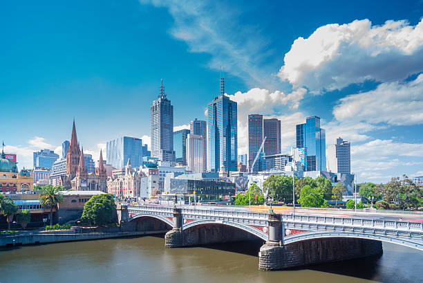 widok nowoczesne budynki w melbourne, australia - melbourne day city skyline zdjęcia i obrazy z banku zdjęć