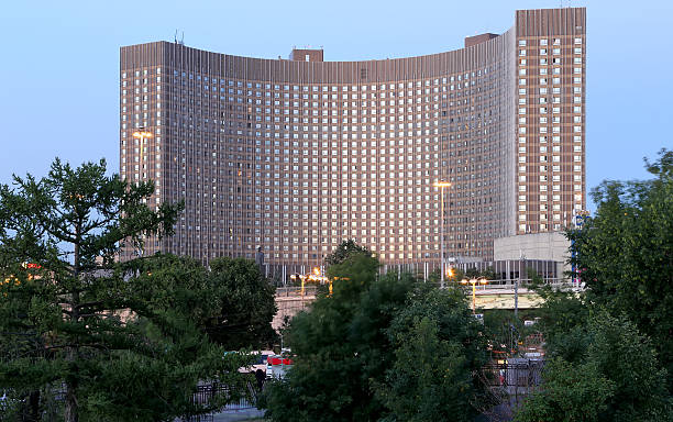 hotel cosmos (noite vista), north-oriental, moscovo, rússia - vdnk imagens e fotografias de stock