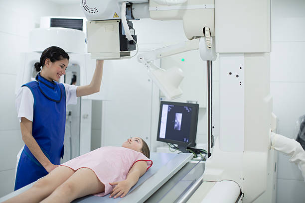 放射線科医看護師して x 線画像を表示します。 - radiologist cat scan x ray cat scan machine ストックフォトと画像