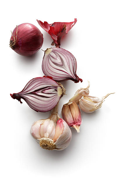 野菜：スペインタマネギとガーリックに隔てられた白の背景 - garlic clove isolated white ストックフォトと画像