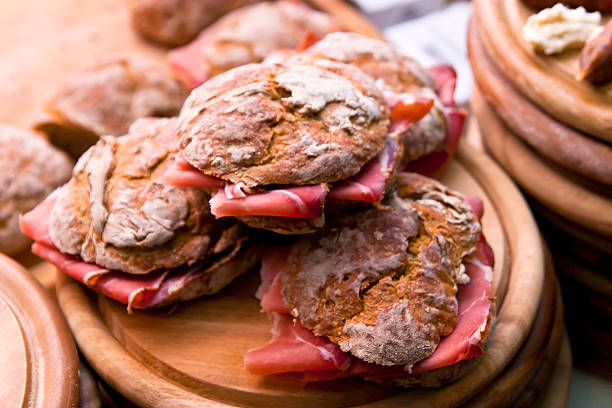 тирольский бутерброд ветчиной - soda bread bread brown bread loaf of bread стоковые фото и изображения