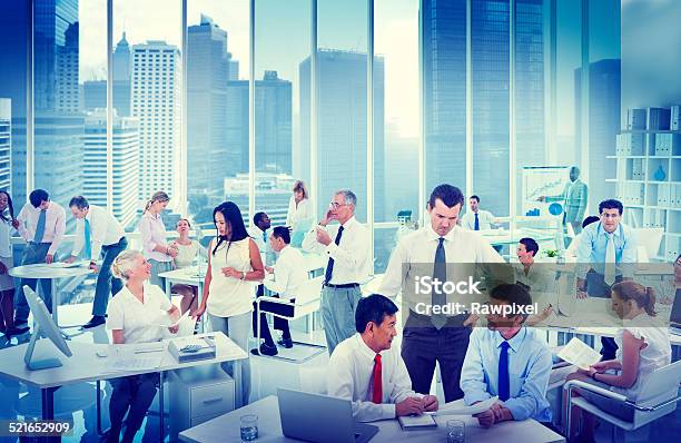 Las Personas De Negocios Trabajando En La Oficina Foto de stock y más banco de imágenes de Atestado - Atestado, Trabajo en equipo, Adulto