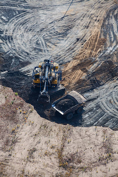 minière hydrolic excavator, photo aérienne - alberta gas refinery tarsands oilsands photos et images de collection