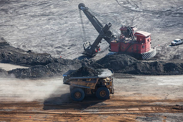 hydrolic mining excavator, aerial фотография - fort mcmurray стоковые фото и изображения