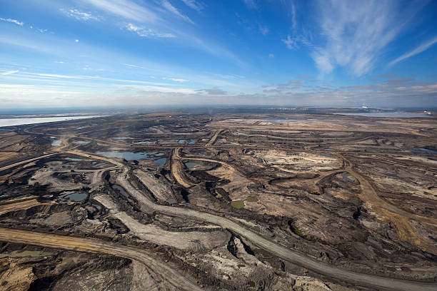 oilsands антенна фотография - fort mcmurray стоковые фото и изображения