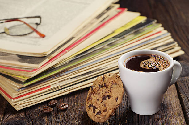 taza de café y old revistas - chocolate book brown book cover fotografías e imágenes de stock