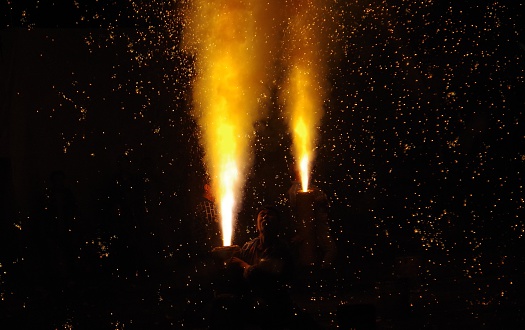 It is a festival of tradition that takes place in the summer in the Mikawa district of Japan to pray for a rich harvest. Brave men raises the fireworks themselves have made . It is the fire festival of tradition passed down in Japanese men．