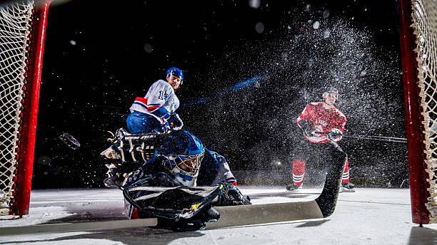 men playing ice hockey - ijshockey mannen fotos stockfoto's en -beelden