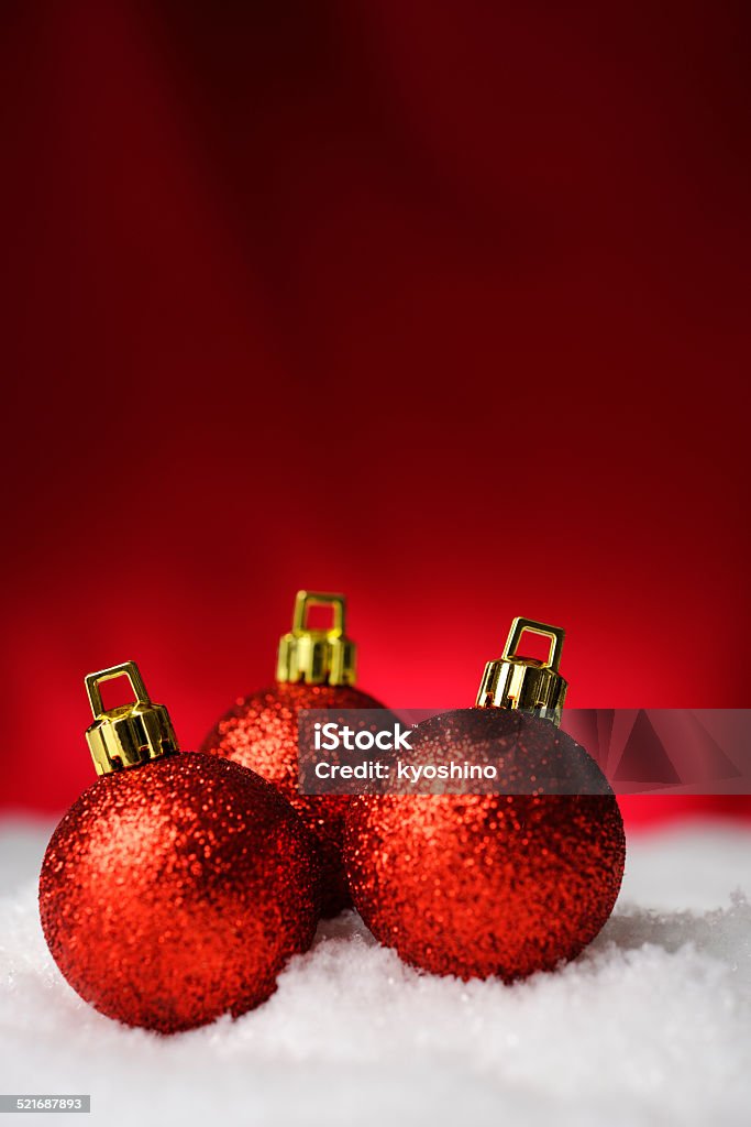 3 赤のクリスマスボールは赤の背景に雪 - お祝いのロイヤリティフリーストックフォト