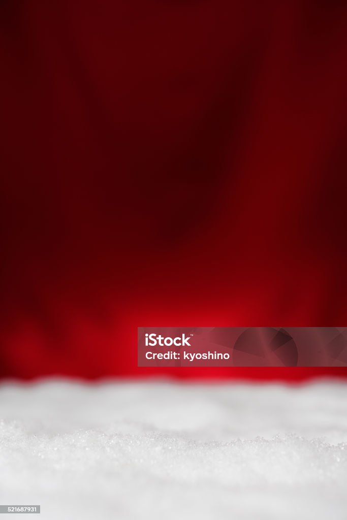 雪のクリスマスの背景に赤の背景、コピースペース付き - スタジオ撮影のロイヤリティフリーストックフォト
