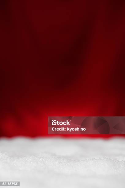 雪のクリスマスの背景に赤の背景コピースペース付き - スタジオ撮影のストックフォトや画像を多数ご用意 - スタジオ撮影, スポットライトをあてる, 赤