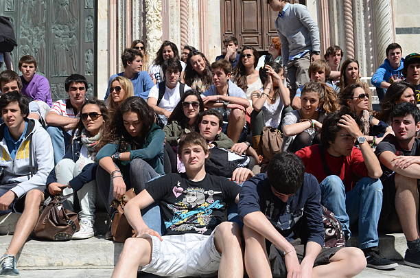 jeunes touristes - sun sunlight italy florence italy photos et images de collection