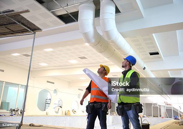 Bau Arbeiter Lesen Pläne Liegen Vor Stockfoto und mehr Bilder von Klimaanlage - Klimaanlage, Baugewerbe, Lüftungsöffnung