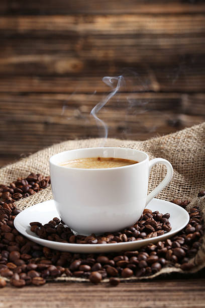 xícara de café com grãos de café - coffee cup coffee cup coffee bean imagens e fotografias de stock