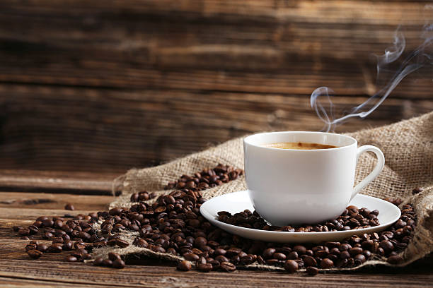 taza de café con granos de café - cup of coffee beans fotografías e imágenes de stock