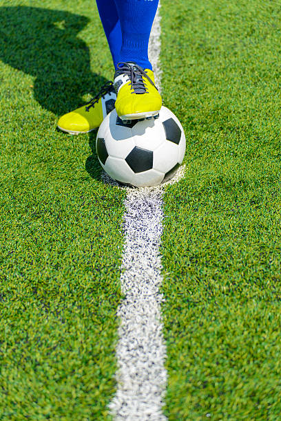 fuß auf der oberseite der fußball-spielball - soccer field soccer single line field stock-fotos und bilder