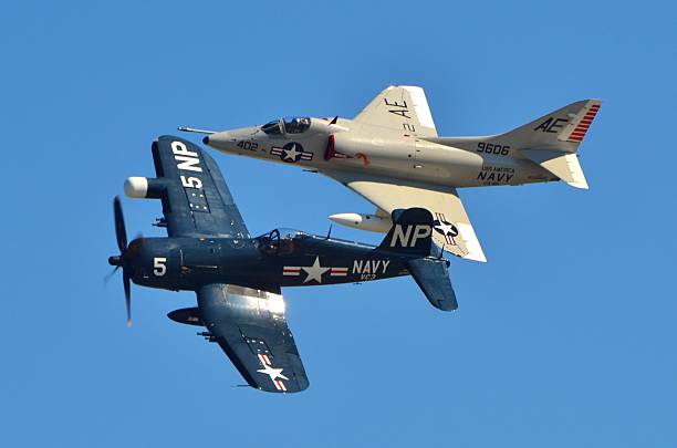 navy corsair y a-4 skyhawk - skyhawk fotografías e imágenes de stock