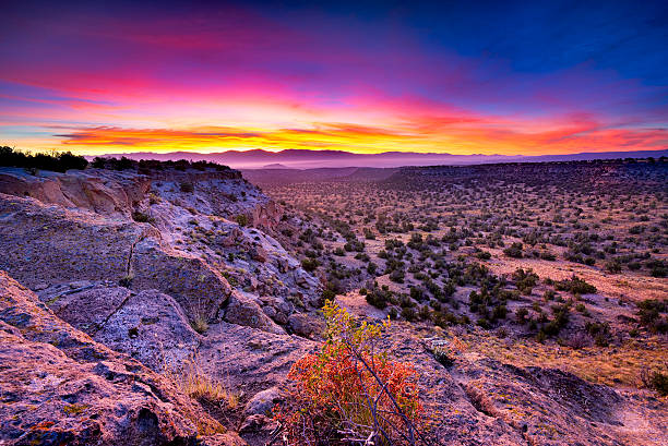 tsankawi sonnenaufgang - bandelier national monument stock-fotos und bilder