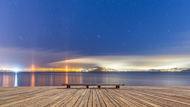 золотой ворота bridge, сан-франциско горизонта ночью - san francisco county golden gate bridge skyline night стоковые фото и изображения