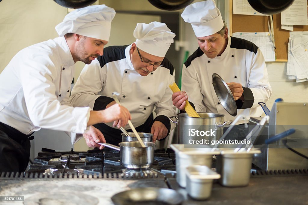 Drei Männer sich in Gewerbliche Küche - Lizenzfrei Arbeiten Stock-Foto