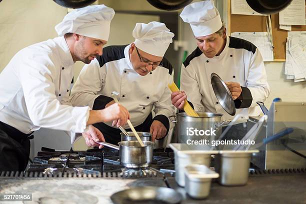 Drei Männer Sich In Gewerbliche Küche Stockfoto und mehr Bilder von Arbeiten - Arbeiten, Arbeiter, Arbeitskollege