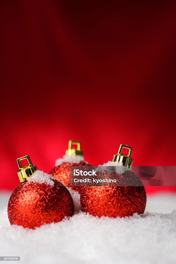 3 赤のクリスマスボールは赤の背景に雪 - お祝いのロイヤリティフリーストックフォト