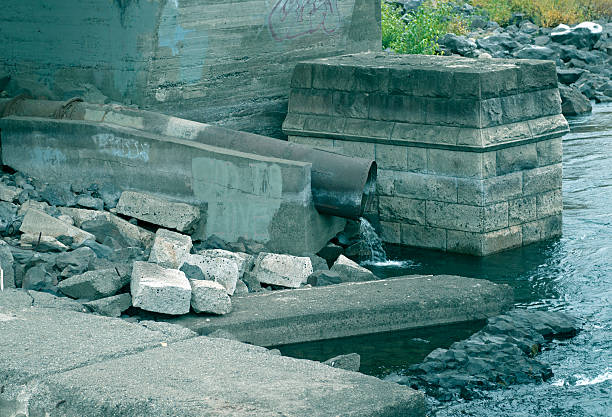 storm bonde vider dans river sous le pont - spokane washington state concrete bridge photos et images de collection