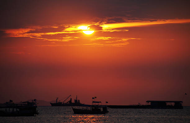 istock Beautiful sunset on the beach in Pattaya 521703362