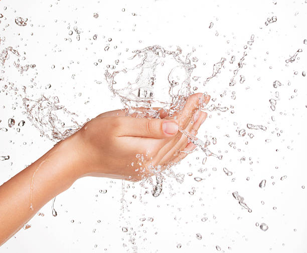 mujer lavando la cara limpia con agua - human face water washing women fotografías e imágenes de stock