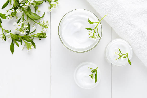 hierbas cuidado del cuerpo crema cosmética higiénico con flores - flower single flower spa white fotografías e imágenes de stock