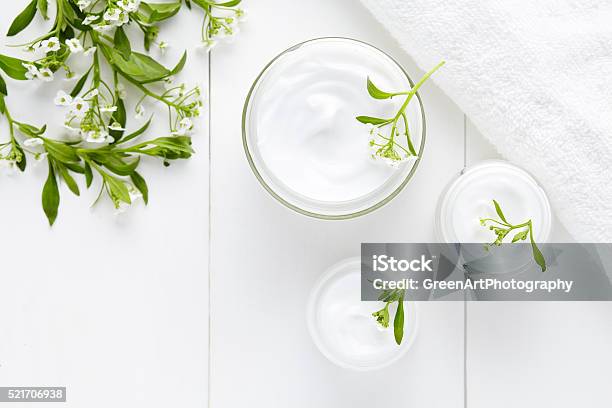 Hierbas Cuidado Del Cuerpo Crema Cosmética Higiénico Con Flores Foto de stock y más banco de imágenes de Crema hidratante